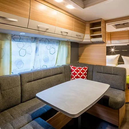 Caravan Am Gottesauer Schloss * קרלסרוהה